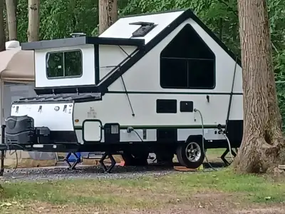 FOREST RIVER ROCKWOOD MODEL: A213HW EN EXCELLENTE CONDITION. APPELÉ EN ANGLAIS: A FRAME + MUR RIGIDE...