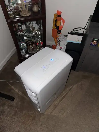 Insignia Dehumidifier with Pump - 50-Pint - White Barely used, View more