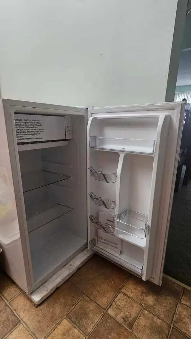Compact Refrigerator in Refrigerators in Kitchener / Waterloo - Image 4