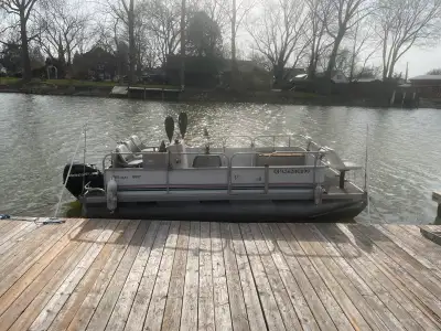 16ft pontoon boat 30hp mercury 4 stroke Comes on trailer Runs great . Currently in water. Has small...
