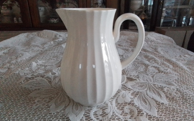 FINE PORCELAIN JUG - WARMSTRY - ROYAL WORCESTER in Arts & Collectibles in City of Toronto