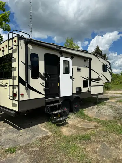 Excellent condition 2018 27foot fifth wheel camper. -Sleeps 5 - Lots of storage inside and out -One...
