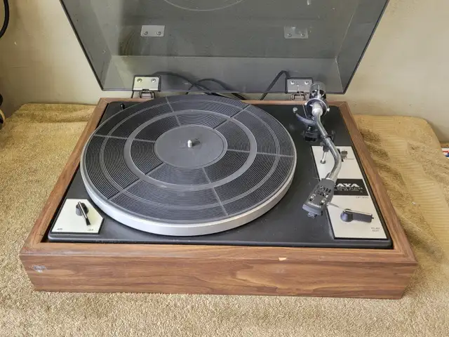 Taya CP 300 Turntable in General Electronics in Belleville - Image 2