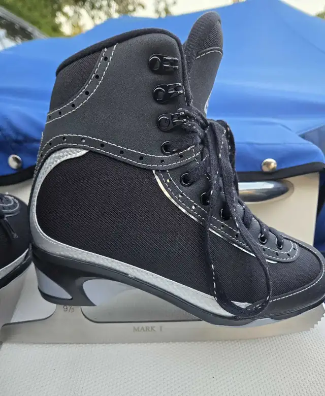 Softtec figure skates, girl size 5, excellent condition in Skates & Blades in Mississauga / Peel Region - Image 7