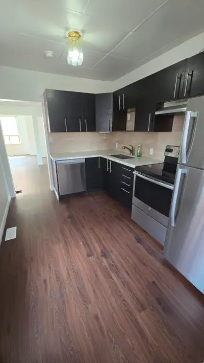 ***PLEASE SEE BOTTOM OF AD FOR VIEWING TIMES AND APPLICATION INFO*** Spacious and Bright 3 Bedroom H...