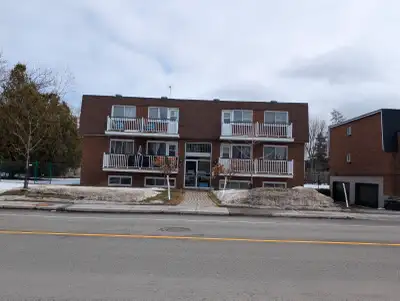 Spring Garden Street – Dollard-des-Ormeaux Walking distance to Sunnybrook REM station Bright and wel...