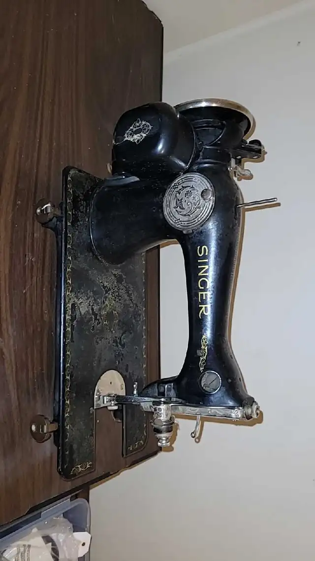 Vintage Singer Sewing Machine with Accessories in Hobbies & Crafts in Edmonton - Image 2