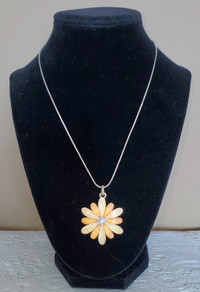 CHARMING DAISY NECKLACE