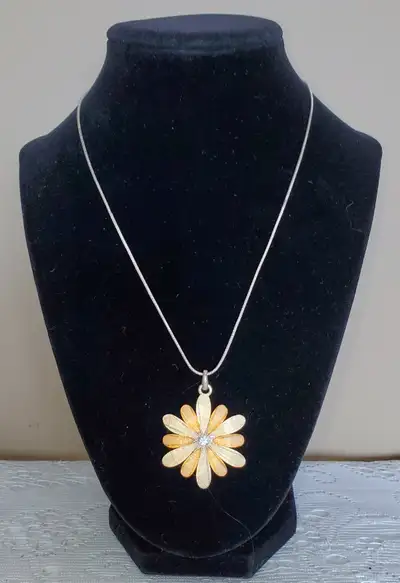 CHARMING DAISY NECKLACE, View more