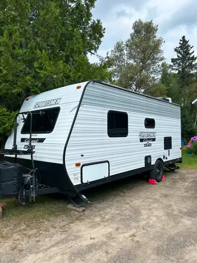 Roulotte légère, confortable, avec plusieurs commodités. Divan, lit murphy queen, réfrigérateur de 8...