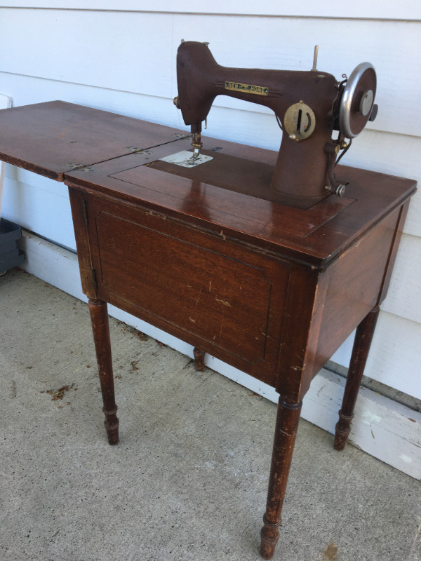 Very old sewing machine,  dose not work . in Hobbies & Crafts in Edmonton - Image 2
