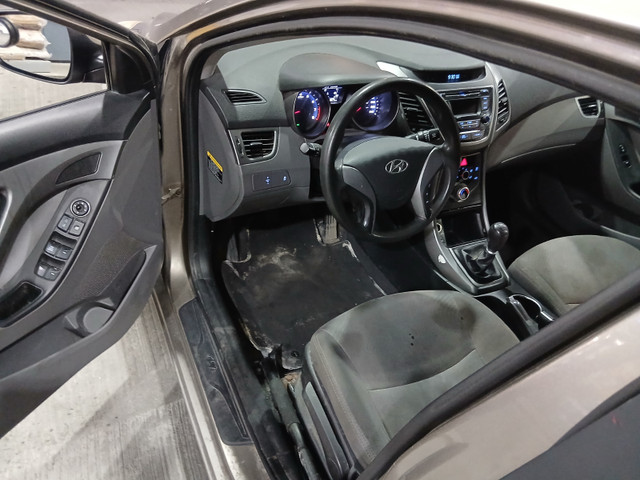 Hyundai elentra 2016 make an offer 1.8L manuel 6 speeds dans Autos et camions  à Ville de Montréal - Image 4
