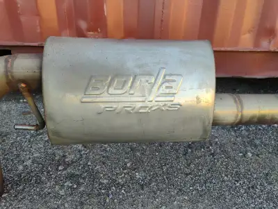 Système d'échappement en stainless steel avec système valvetronic avec muffler Borla Était sur un GL...