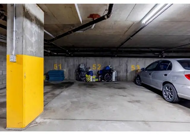 Indoor Parking for Rent/Stationnement intérieur à louer-Montreal