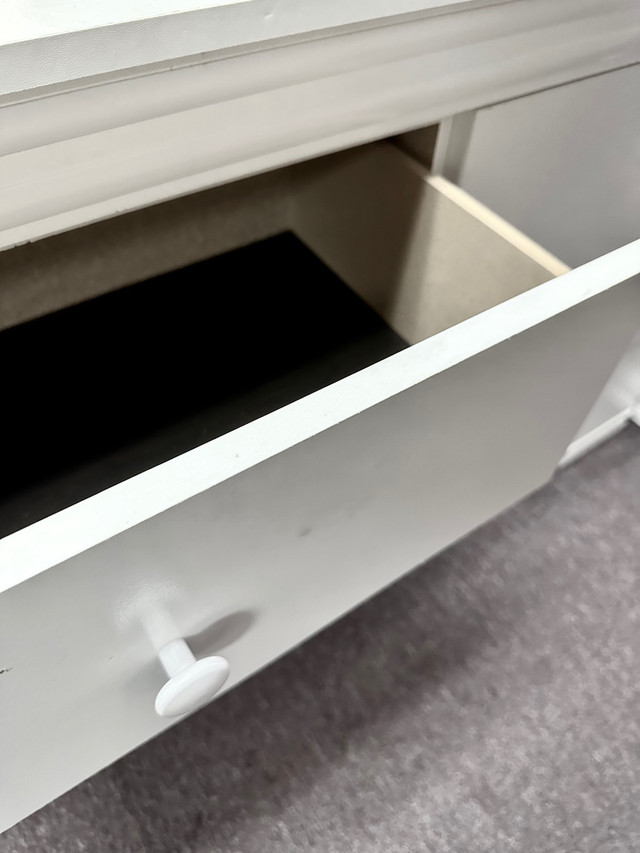 6 Drawer White Dresser (Free Mirror)   dans Commodes et armoires  à Région d’Oshawa/Durham - Image 3