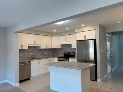 3 Bedroom Semi-Detached House – Westwood Kitchener – 2.5 Bath – Garage – Backing Onto Park Bright an...