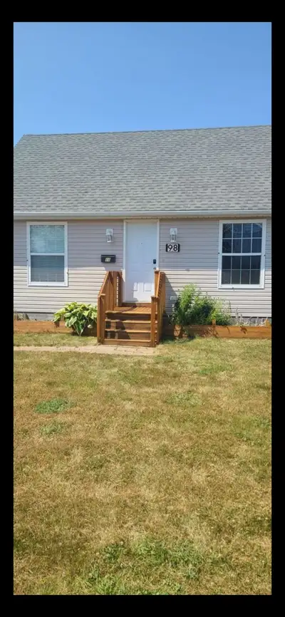 Bedroom for rent in shared house Internet Laundry Heat/AC heat pump in room Parking 10 minute walk t...