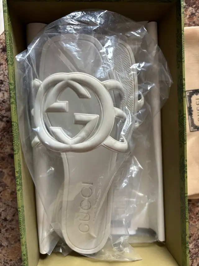 GUCCI CREAM SLIDE SANDALS in Women's - Shoes in City of Montréal - Image 4