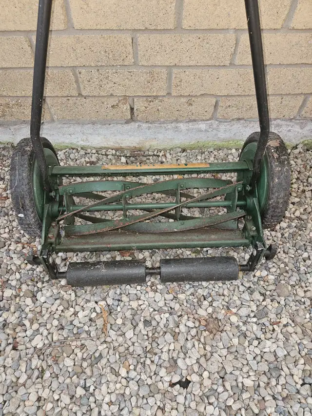 Lee Valley Push Mower in Lawnmowers & Leaf Blowers in Oakville / Halton Region - Image 4