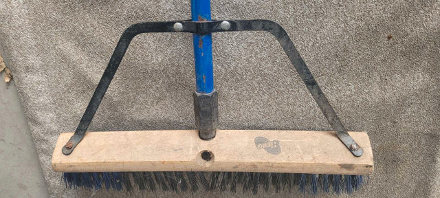 Hero 18" push broom with brace with 60" aluminium handle in Other in City of Halifax - Image 4