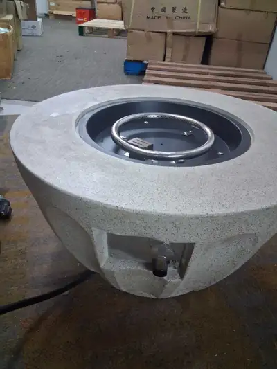 Cette table de foyer au gaz ronde en béton, élégante et durable, est en excellent état et prête à ré...