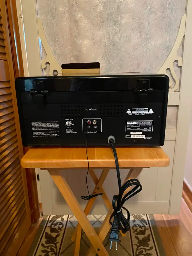 Retro Stereo / Record Player in Other in Belleville - Image 3