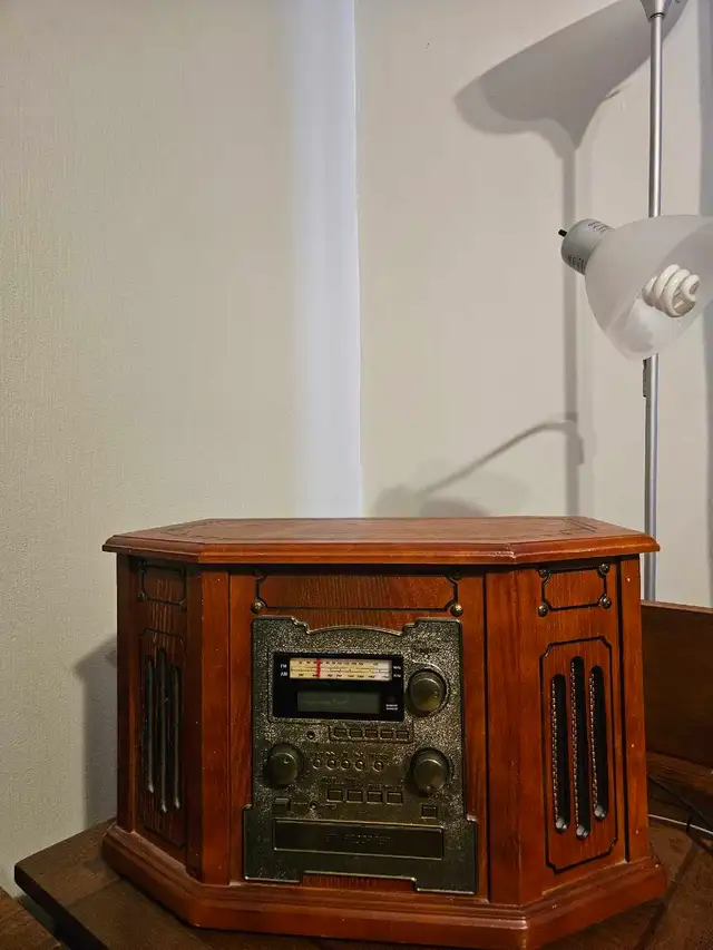 Victoria Tunewriter Record Player in Other in Portage la Prairie - Image 3
