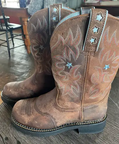 Size 8 Women’s ariat cowboy boots. $35. Pick up just north of Argyle.