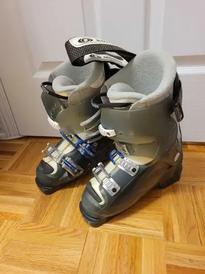 Downhill ski boots/Bottes des ski alpin, View more