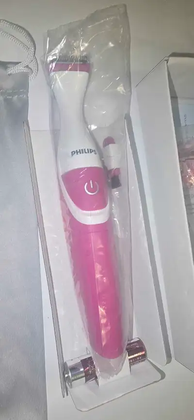 Get ready to say hello to silky smooth skin with this Philips battery hair remover! ready to make yo...