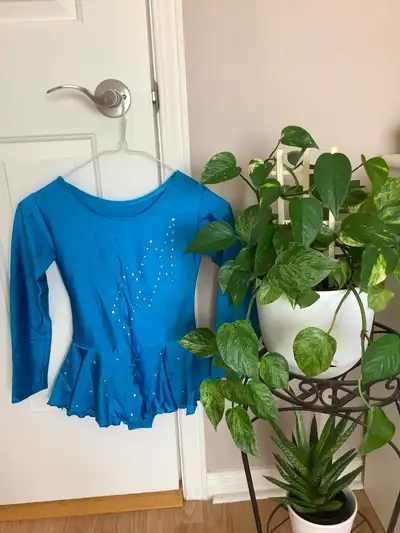 Pour enfant 4-8 ans. Costume pour patin artistique ou ballet , en Lycra blue avec brilliants. Porté...