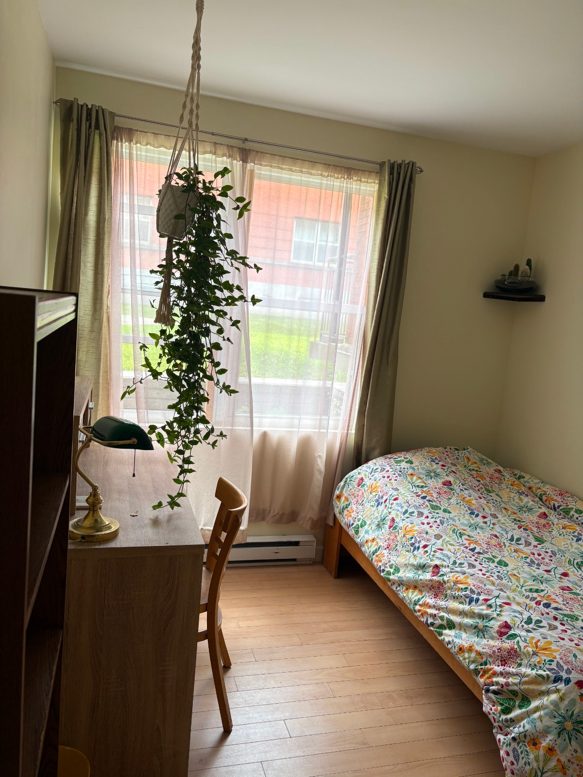 Room for rent / Chambre à louer - NDG - 800$ — photo 1