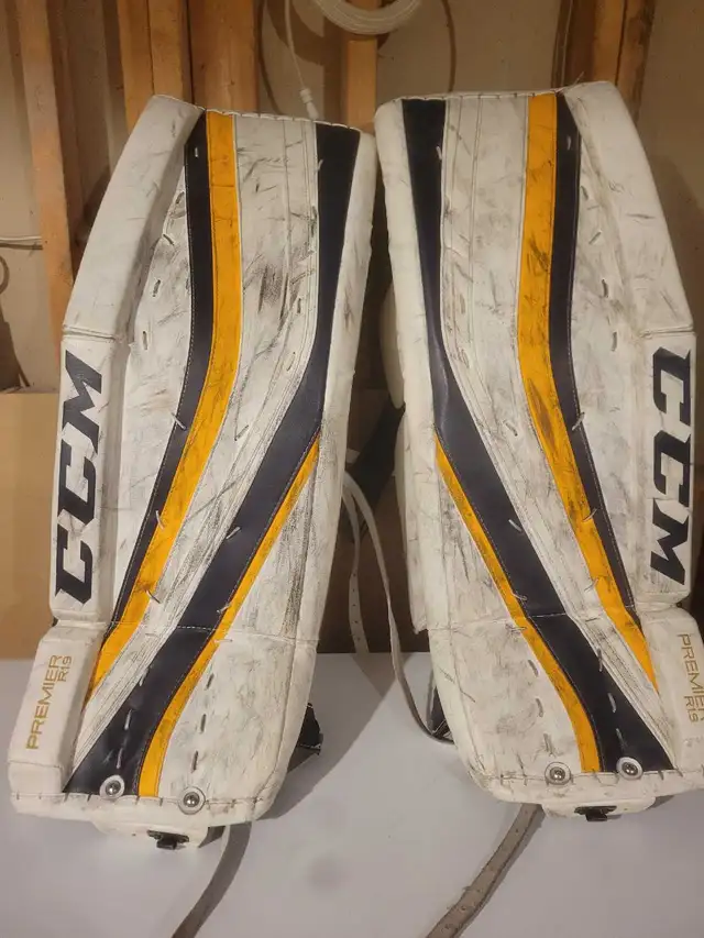 Mens full ice hockey goalie equipment SOLD pending pick up in Hockey in London - Image 2