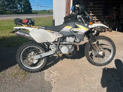 Drz 400 moins de 22000 km, grande autonomie, selle confortable,pneu neuf,roule comme un charme Full...
