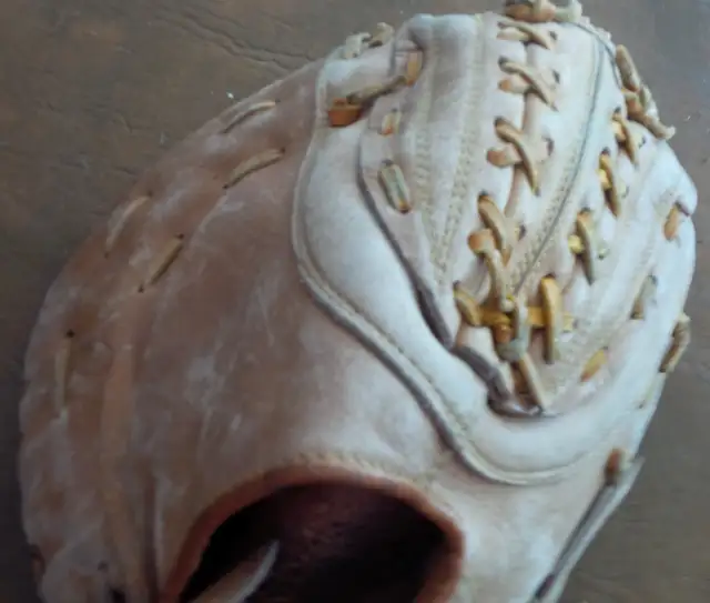 Vintage Baseball Glove, Expos, 5526, Professional Model in Arts & Collectibles in Stratford - Image 8