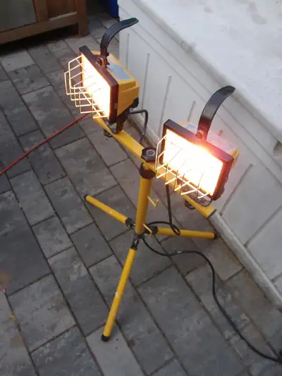 Flood Light / Baladeuse halogène portable avec le trépied, View more