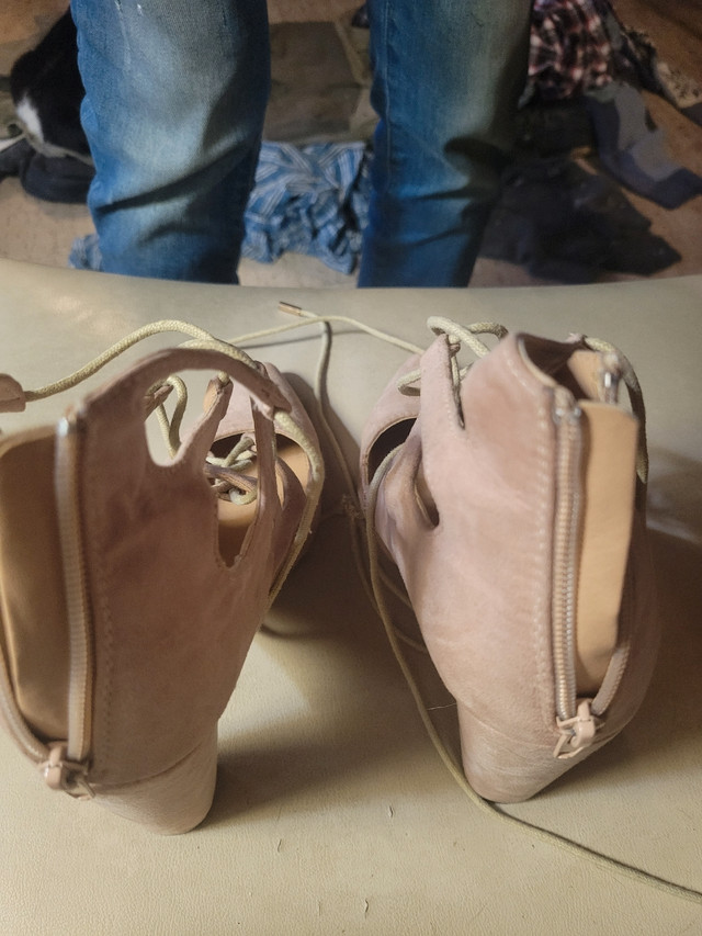 LILLIANA SUEDE HEELS. SIZE 9 in Women's - Shoes in La Ronge - Image 2