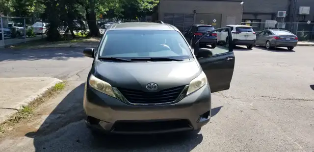 toyota sienna 2011 in Cars & Trucks in City of Montréal - Image 7