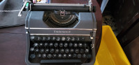 Vintage Underwood Portable TypewriterSeems to work