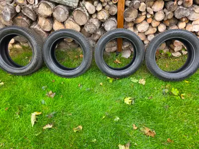 4 pneus d'hiver Hakkapaliita R5, très bonne condition, confortable et silencieux, usure 9/32 à 8/32....