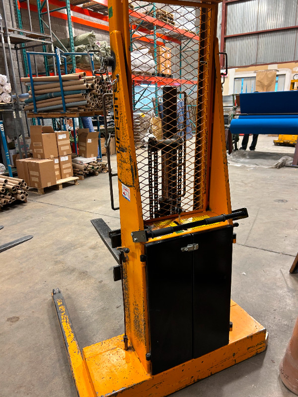 Stacker Forklift dans Autres équipements commerciaux et industriels  à Laval/Rive Nord - Image 2