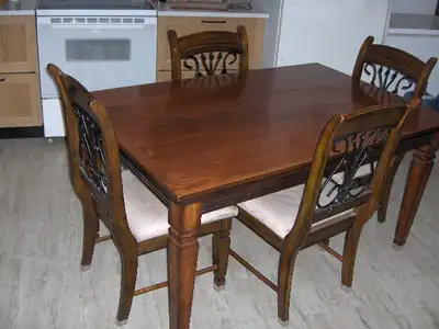Table de cuisine et 4 chaises. Pas de rallonge., View more