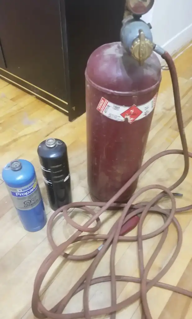 Acetylene Torch + 3 Propane Tanks 400g (2 Canada Tire brand) $65
