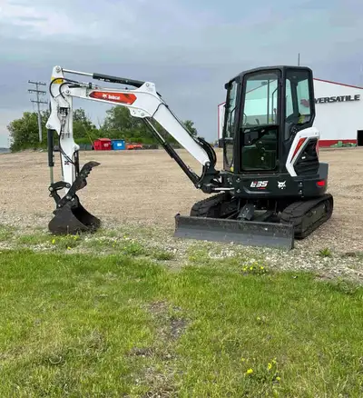 Slightly used machine with 383 hrs. Priced for quick sale. *Key Features:* - 33hp engine - Refined j...