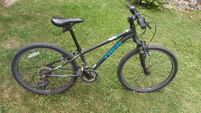 This is a used Trek Precaliber 24 inch mountain bike, perfect for young adventurers ready to hit the...