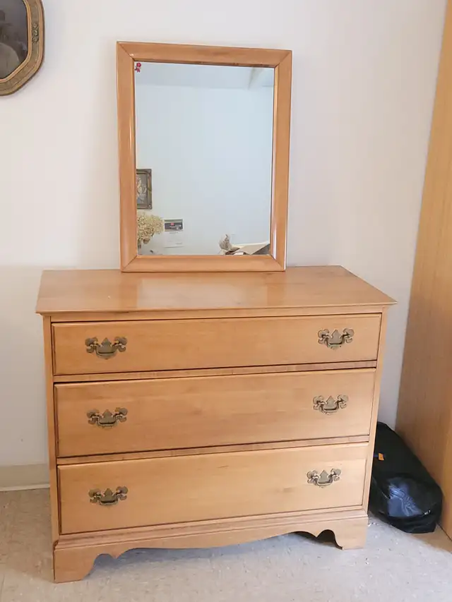 Antique dresser and mirror in Dressers & Wardrobes in Edmonton - Image 2