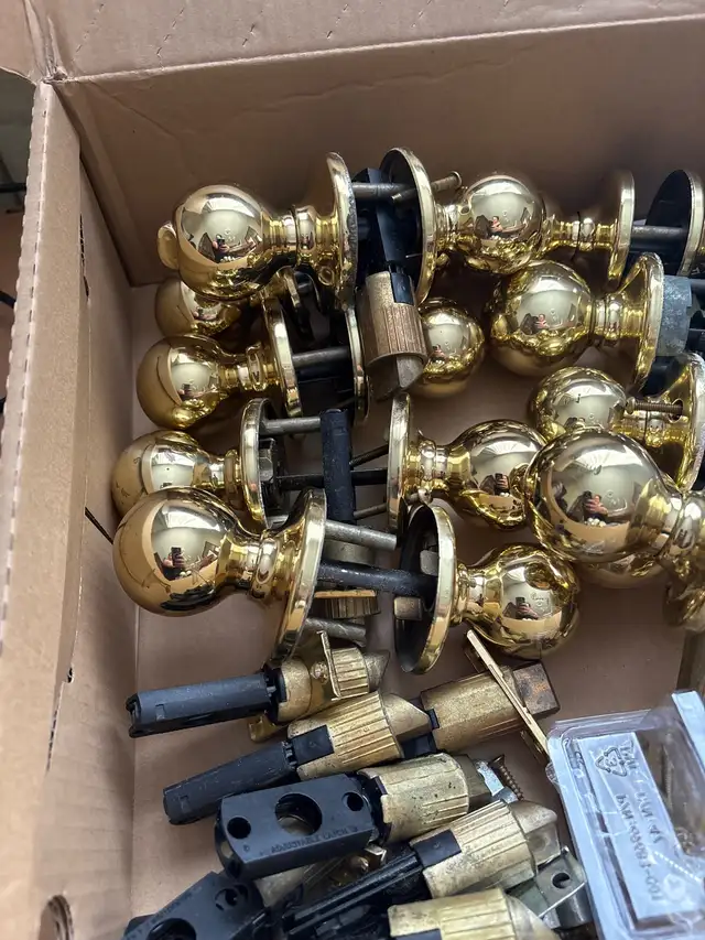 door handles, two with locks63008307126787121