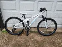 24'' Wheel bike Gary Fisher White Precaliber mountain bicycle