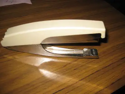 BROCHEUSE DE BUREAU ET ACCESSOIRES DE BUREAU - Aussi plusieurs autres ne sont pas photographiés - 45...
