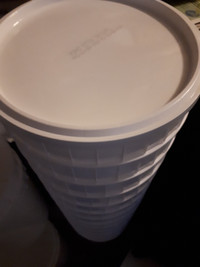 3 Gallon/11.4 litre food grade buckets with lid no handles.